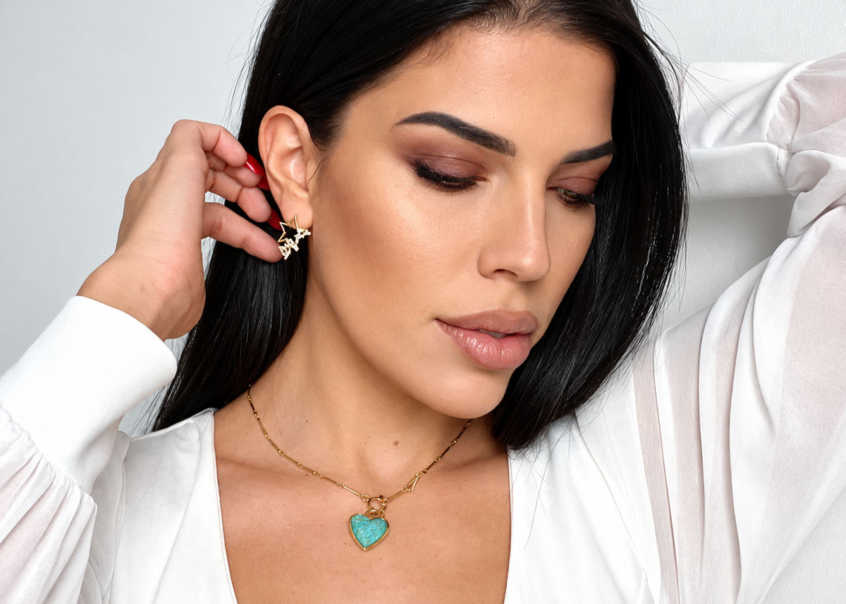 AI retouched lifestyle image of the LUXE TONES Sanora turquoise coloured heart necklace